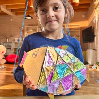 TIP NA VÁNOČNÍ VYRÁBĚNÍ S DĚTMI ✨ Vyrobte si vánočního kapříka z kartonu. 🐠 👉 Budeme potřebovat karton, provázek, nůžky...